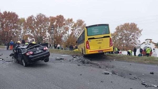Смертельное столкновение автомобиля и автобуса в Лос-Польворинесе