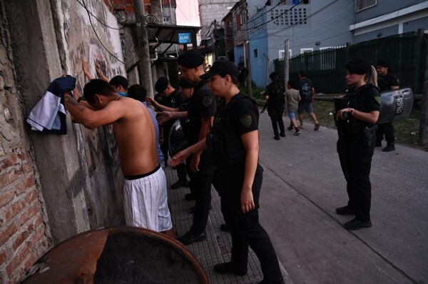 Полиция Буэнос-Айреса отмечает год работы в Вилье 1-11-14