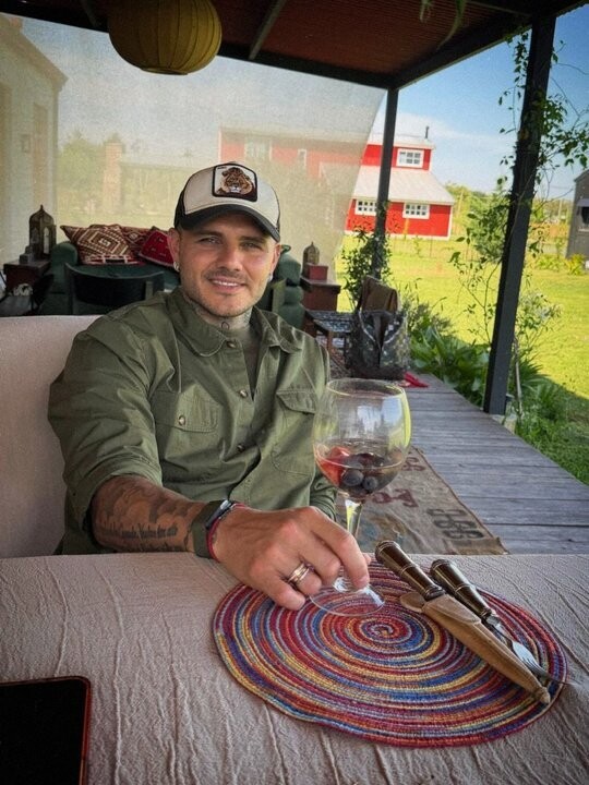 Мауро Икарди высмеял критиков публикацией фото из Аргентины