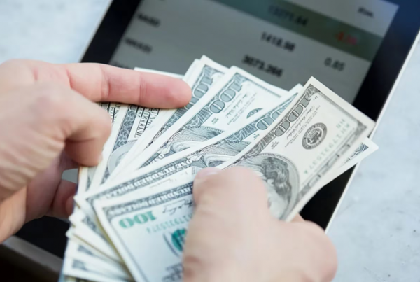 Синий доллар поднялся на $30 и достиг отметки в $1,100