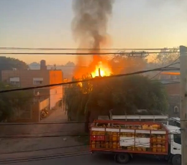 Fire at Gas Cylinder Depot in Buenos Aires Suburb