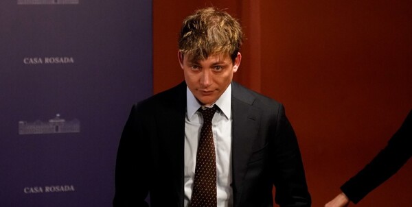 Благодарности и Критика в Правительстве Милей