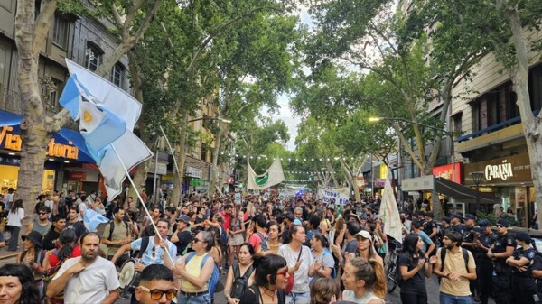 Thousands Protest in Mendoza Against Mining