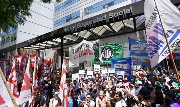 Правительство Аргентины установит минимальный размер оплаты труда указом