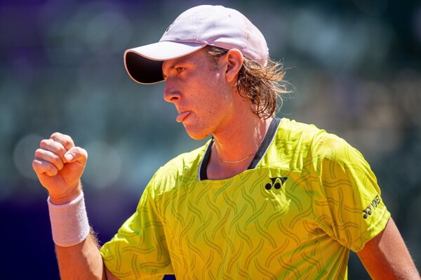 阿根廷网球选手劳塔罗·米东在阿根廷公开赛首轮失利