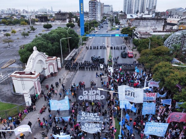 Thousands Protest in Argentina Over Social Program Cancellation