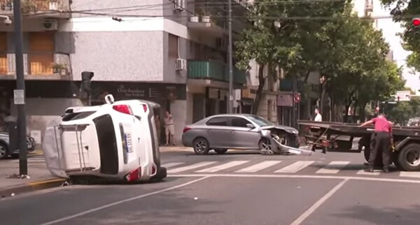 В Буэнос-Айресе пьяный водитель устроил гонки по встречной полосе
