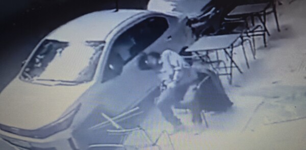 Placa de vidrio se desprendió e hirió a un hombre en una cafetería de Buenos Aires