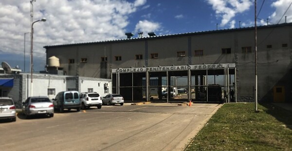 Девять человек обвинены в наркоторговле в тюрьме Эсейса