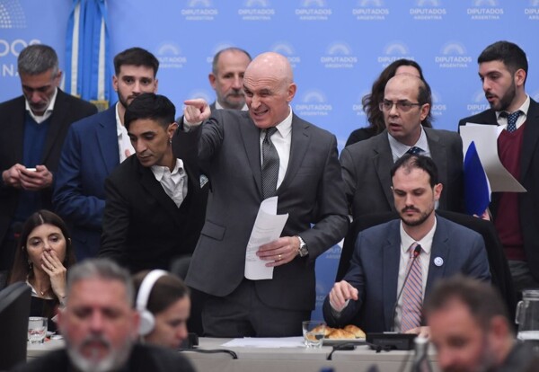 Парламент Аргентины продвигает фискальный пакет вопреки вызовам
