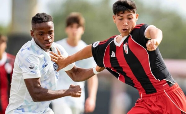 Два игрока «Ривер Плейт» поприветствовали Месси во время матча на Кубке Месси