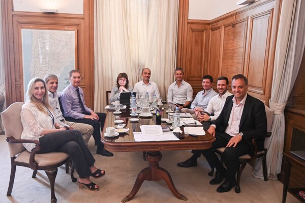 Argentina's Cabinet Chief holds new political meeting