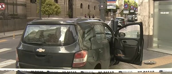 Drunk driver crashes into traffic light in Buenos Aires