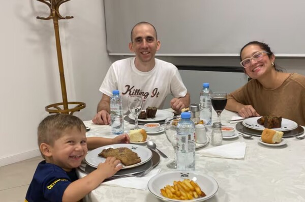 Gendarme argentino liberado de Venezuela se reúne con su familia