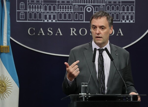 Пресс-секретарь президента Аргентины обещает политику 'бензопилы' для постоянного сокращения государственных расходов