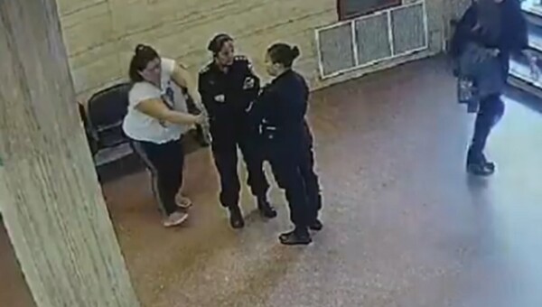 Пациент в психиатрическом лечении пытается покончить с собой