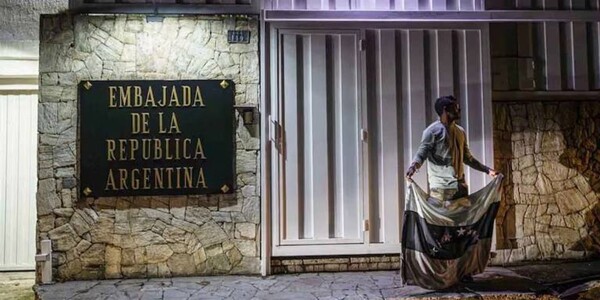 Аргентина закрывает посольство в Венесуэле на фоне дипломатических напряжений