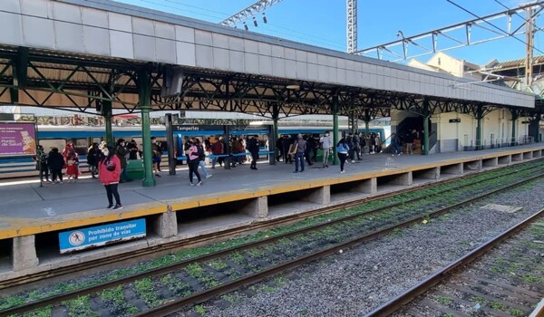 Armed man takes hostage on train in Buenos Aires