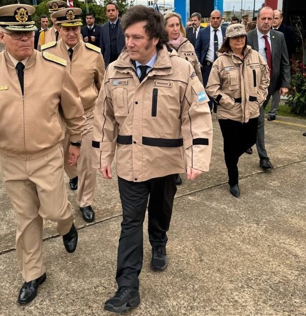 Ответ президента Хавьера Милей на вопрос пользователя о его кроссовках вызывает бурю