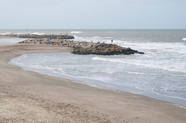 Evento meteorológico inusual en playas de Buenos Aires causa una muerte