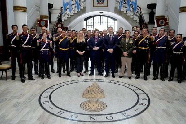 Президент Милей получает военное honor