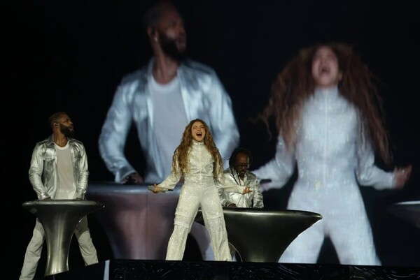 Shakira wows fans in Buenos Aires