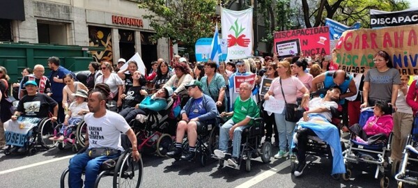 Пенсионеры и активисты в Аргентине требуют реализации закона об инвалидности