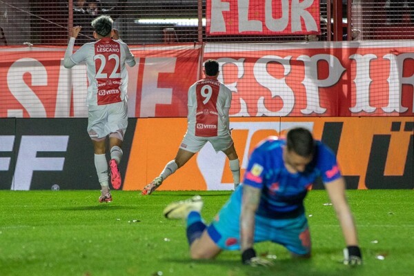 Аргентинос Хуниорс выиграл 2-0 у Лану́са