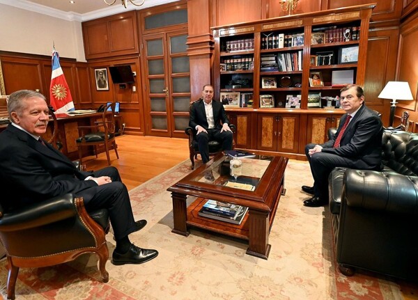 Министр внутренних дел Аргентины Диего Сантилли встречается с губернаторами для продвижения бюджета и реформ