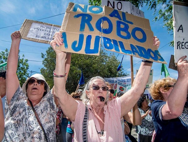 Пенсионеры протестуют против правительственных мер в Буэнос-Айресе