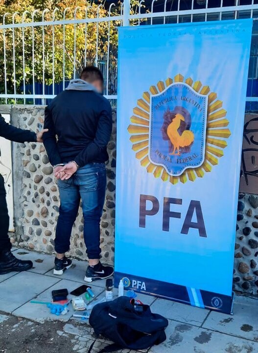 Дилера арестовали за продажу наркотиков перед школой в Комодоро-Ривадавия