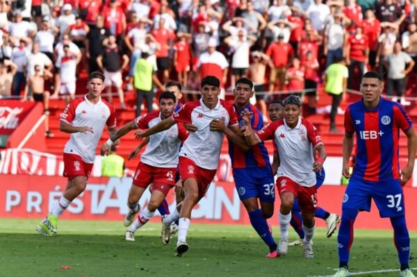 圣洛伦佐对阵飓风队：开幕锦标赛中的经典对决