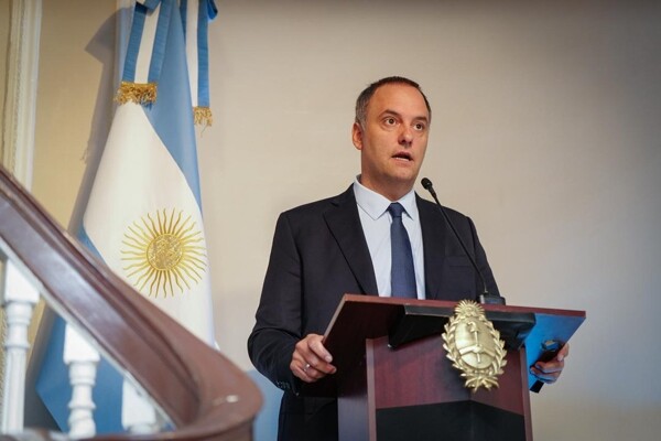 Conflict between Argentine journalist and minister over private flight