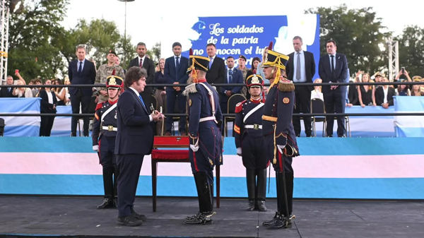 米莱归还圣马丁的弯刀并在圣洛伦索仪式上批评反对派