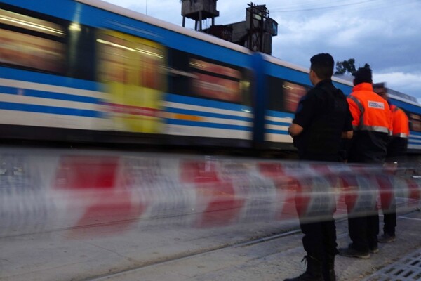 Пассажиры Sarmiento возмущены постоянными задержками и сходом поезда с рельсов