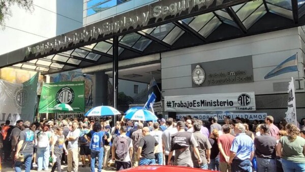 Mass Rally Held in Argentina Against Job Cuts in Labor Ministry