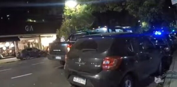 Auto choca contra tres autos estacionados en Buenos Aires