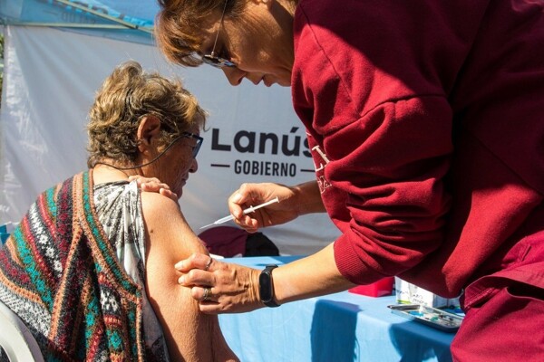 В Ланусе продолжается кампания по вакцинации от денге