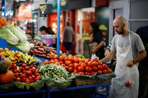 Ярмарка фруктов и овощей в Буэнос-Айресе предлагает продукцию по доступным ценам