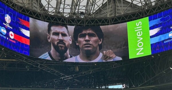 Месси и Марадона показаны на экране перед матчем Аргентина-Канада