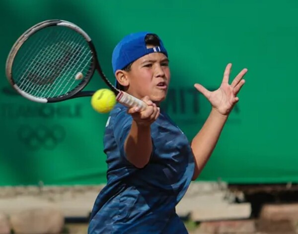Argentine Teen Tennis Player Raffles iPhone for US Tournament