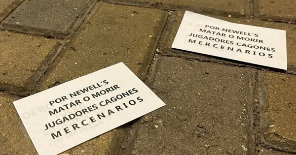 Плакаты с угрозами перед матчем «Уракана» в Росарио