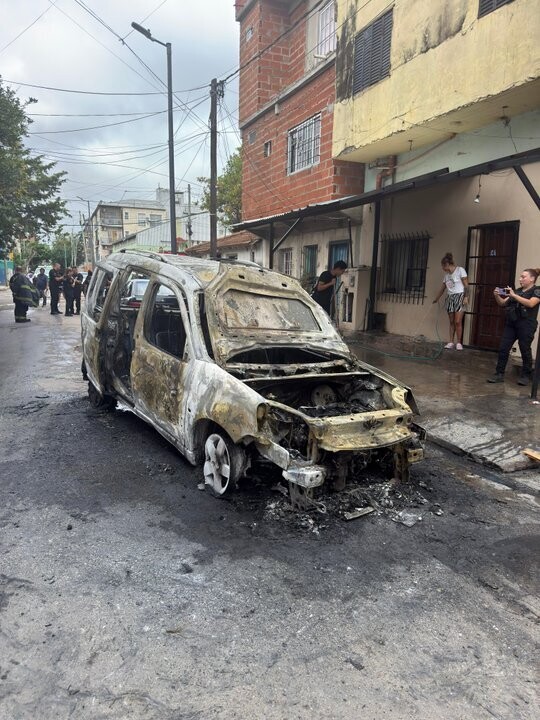 布宜诺斯艾利斯车辆火灾致男子烧伤住院