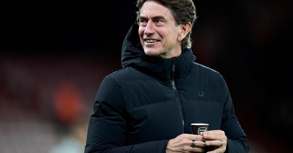 Escándalo con escudo del Arsenal en el Tottenham