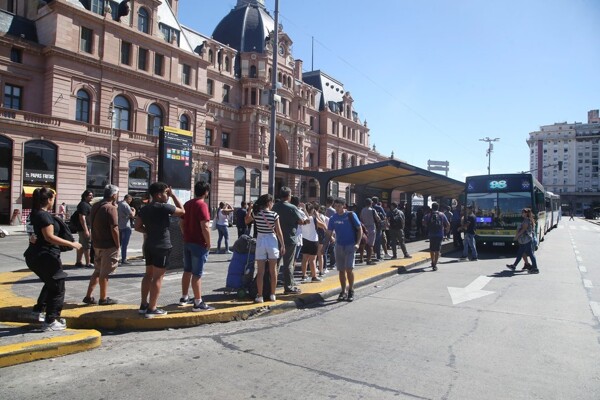 Transport Strike Affects Thousands of Passengers in Lanús