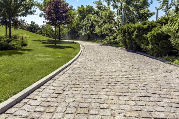 Натуральное средство на основе уксуса и соды для борьбы с сорняками