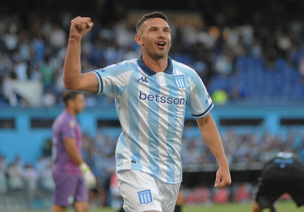 Racing's Adrián Martínez Swears Loyalty to the Club