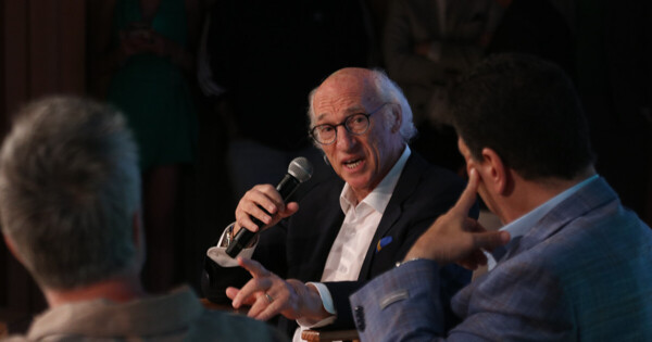 Эль Виррей выступил с заключительным докладом на конгрессе в Усина дель Арте