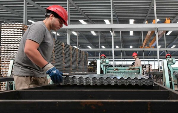 Углубление рецессии в Аргентине с падением промышленности на 21,2%