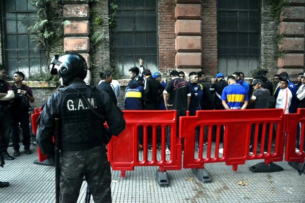 Операция безопасности на стадионах Буэнос-Айреса в рамках футбольных матчей